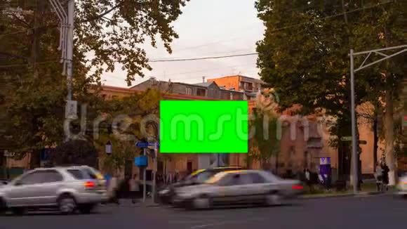 延时录像广告广告牌绿色屏幕在秋天的城市景观中心模糊的步行视频的预览图