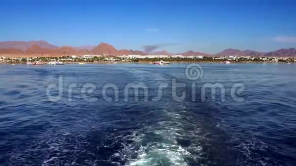 美丽的山景高速行驶在公海上的摩托艇的后景4k视频的预览图
