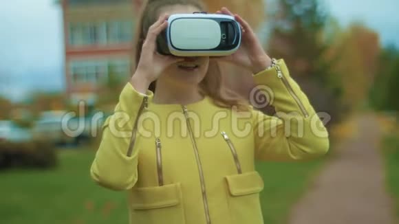 黄色测试虚拟现实耳机的年轻女子视频的预览图