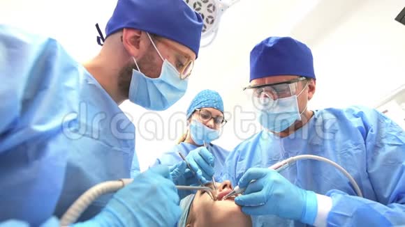 牙医及其团队治疗病人视频的预览图