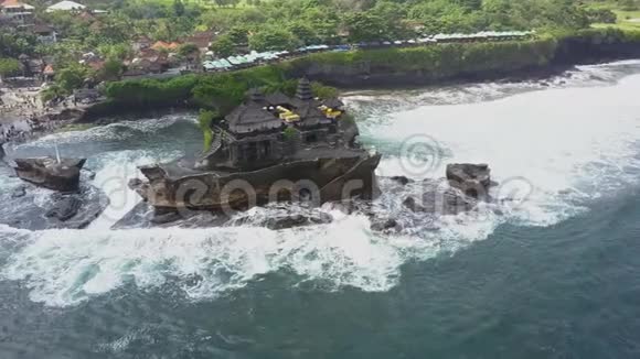 塔纳巴厘岛海岸的鸟瞰图视频的预览图