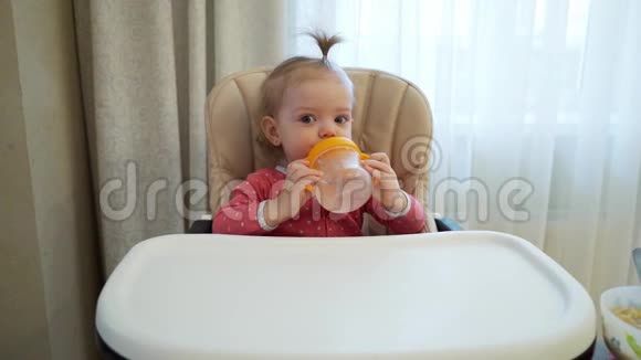 小女孩在喝水视频的预览图