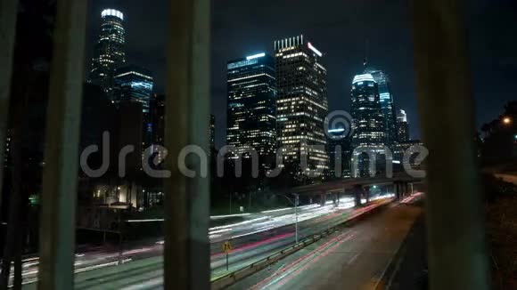 夜间DTLA高速公路视频的预览图