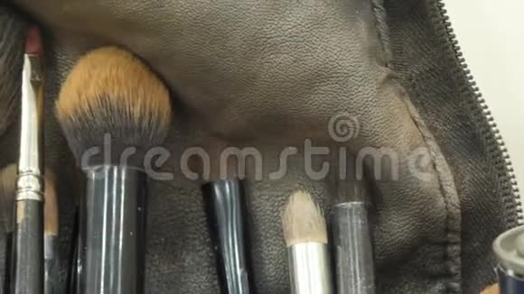专业化妆笔刷在化妆套件特写视频的预览图