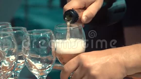 白葡萄酒倒入玻璃杯中视频的预览图
