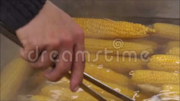 供应商在一个大型金属锅炉里煮黄色的有机玉米视频的预览图