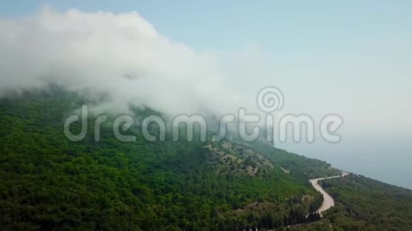 克里米亚有美丽的山景和山脉之间的公路视频的预览图