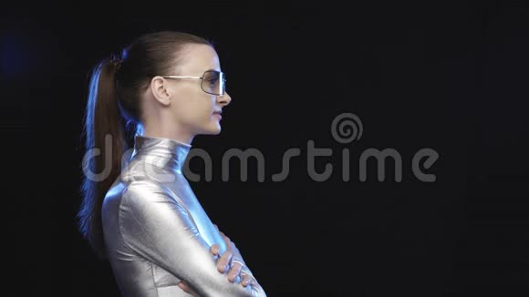 穿着银色西装对着镜头微笑的未来女性视频的预览图
