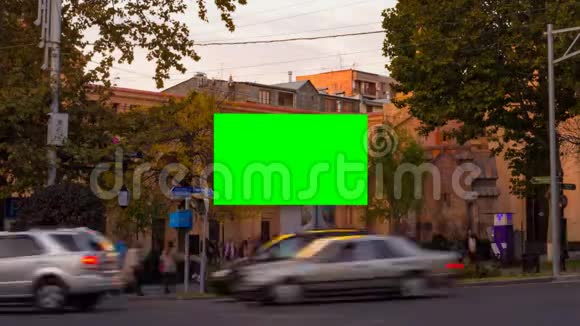 延时录像广告广告牌绿色屏幕在秋天的城市景观中心模糊的步行视频的预览图