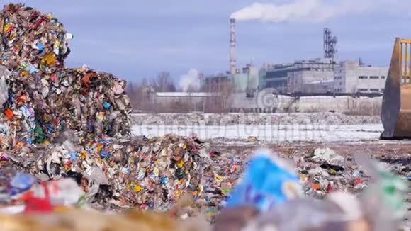 环境污染概念垃圾填埋场拖拉机在垃圾堆附近行驶视频的预览图
