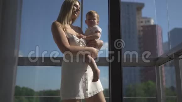 美丽的年轻金发妈妈和她的小儿子玩耍家庭价值观目标白种人的母亲和孩子在家里视频的预览图