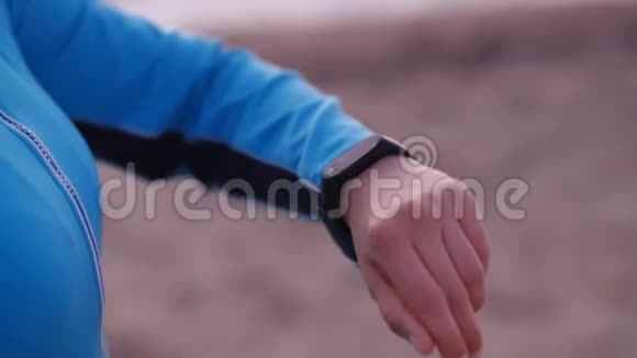 智能手表女士在户外使用智能手表触摸按键视频的预览图