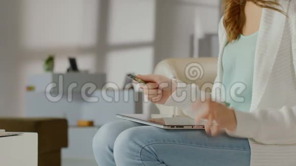 女性插入卡号平板电脑网上银行服务视频的预览图