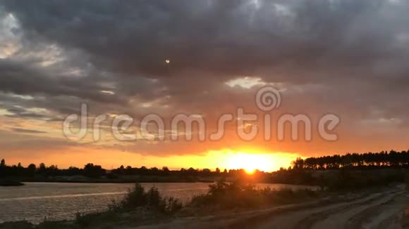 河上的戏剧性日落视频的预览图