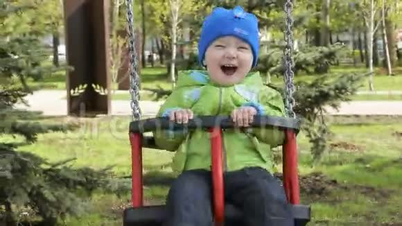 快乐的宝宝在秋千上笑视频的预览图