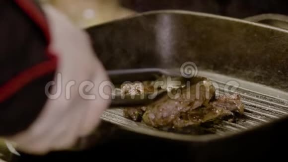 厨师用烤盘准备肉排视频的预览图