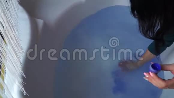 在按摩浴缸里用水稀释油漆视频的预览图