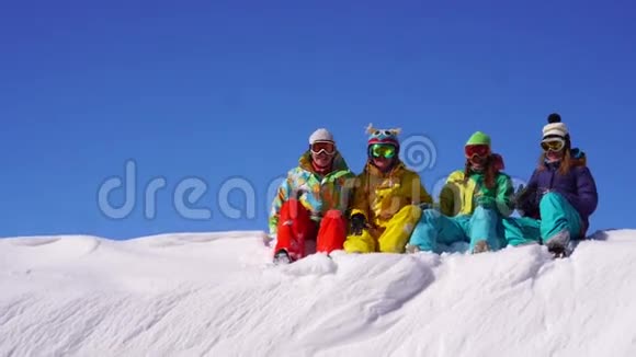 与朋友在滑雪场愉快地休息我从山顶乘雪的小女孩视频的预览图