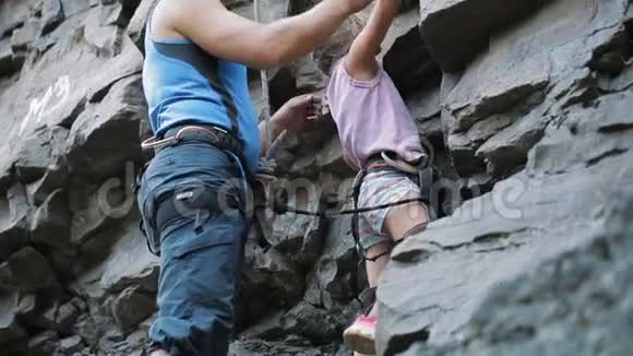 有女儿在攀岩的年轻人视频的预览图
