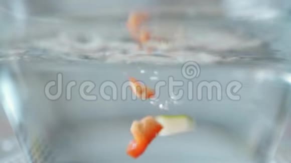 新鲜蔬菜慢吞吞地泼在水里视频的预览图
