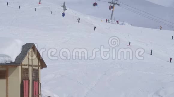 滑雪场地面滑雪电梯时间推移视频的预览图