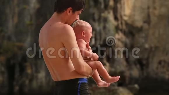布鲁内特曼抱着一个哭泣的婴儿视频的预览图
