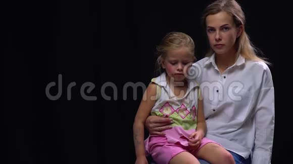 社会问题虐待儿童母亲和被殴打的女儿视频的预览图