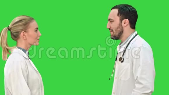 快乐的年轻医生穿着白色医疗整体舞蹈在绿色屏幕Chroma键视频的预览图