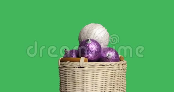 柳条篮子与紫罗兰圣诞球隔离在绿色屏幕色度键背景视频的预览图