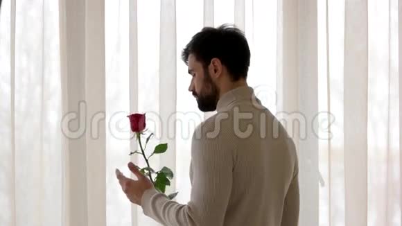 有胡子的家伙拿着玫瑰视频的预览图