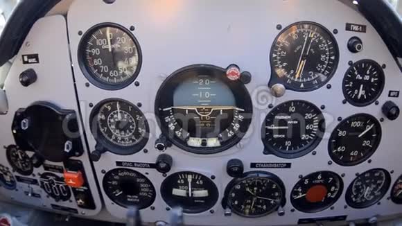 飞机视图上的控制面板视频的预览图