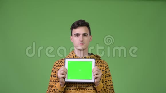 年轻英俊的男子展示数码平板电脑神情震惊视频的预览图