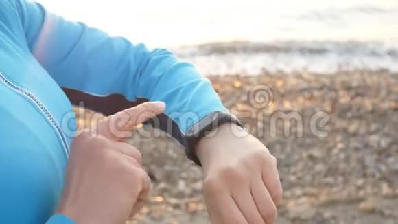 智能手表女士在户外使用智能手表触摸按键视频的预览图