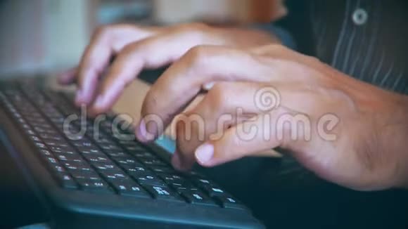 人在键盘上打字一个年轻人的手紧紧地视频的预览图