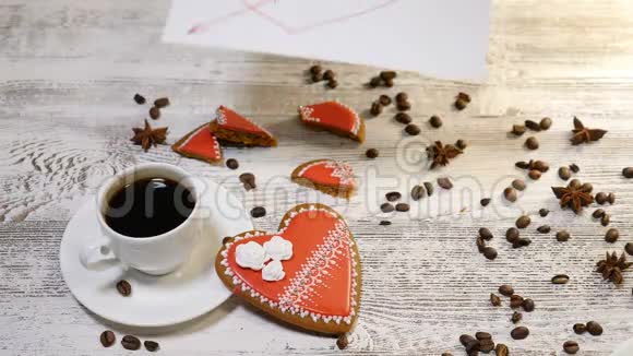 恋爱关系圣瓦伦丁概念咖啡杯和心形姜饼干的俯视图是木制的视频的预览图