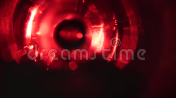 黑色背景上有泡沫的玻璃后面有粉红色过滤器的泛光灯近点视频的预览图