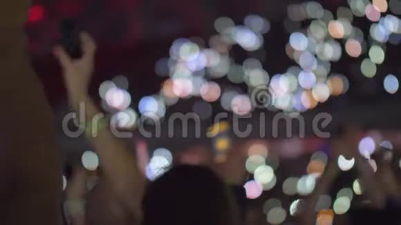 音乐会上观众手持手机手电筒挥手视频的预览图