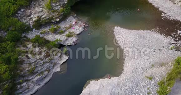 从河流顶部的旋转景观视频的预览图