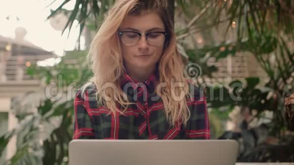 hipster学生女孩在火车站大厅工作笔记本电脑视频的预览图