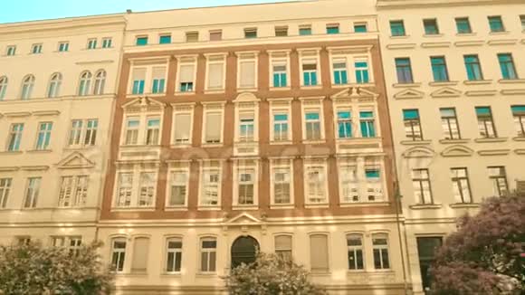 德国莱比锡的建筑立面和盛开的紫丁香视频的预览图