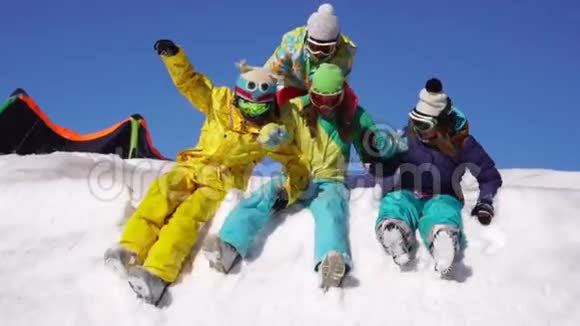 与朋友在滑雪场愉快地休息我从山顶乘雪的小女孩视频的预览图