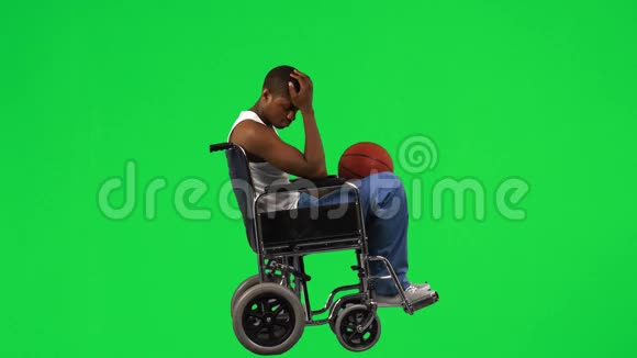坐在轮椅上玩篮球的种族男孩视频的预览图