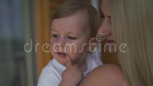 美丽的年轻金发妈妈和她的小儿子玩耍家庭价值观目标白种人的母亲和孩子在家里视频的预览图