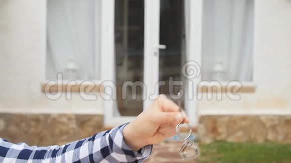 手拿着房子的钥匙视频的预览图