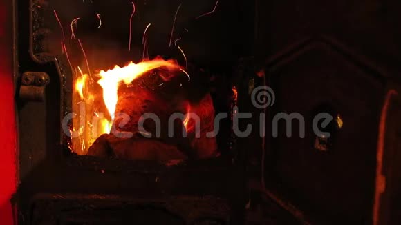 用燃烧的木头关上旧炉子上的门视频的预览图