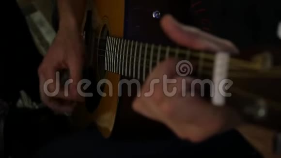 人用七弦吉他演奏灵感慢动作视频的预览图