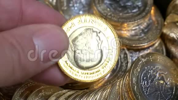 墨西哥10比索这些硬币是双金属的视频的预览图