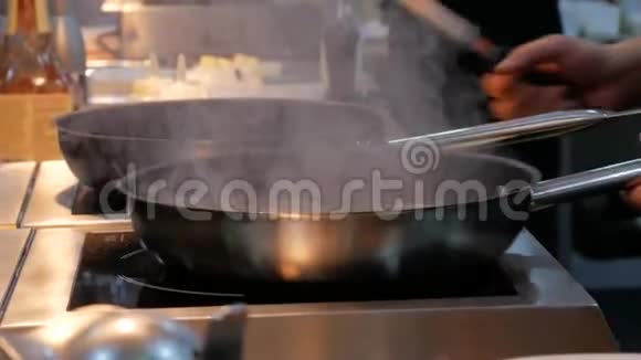锅上的牛肉牛排油炸和烹饪视频的预览图