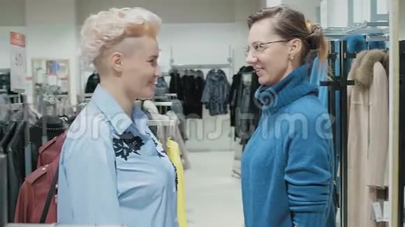 两个女人在一家精品店挑选一件衣服视频的预览图