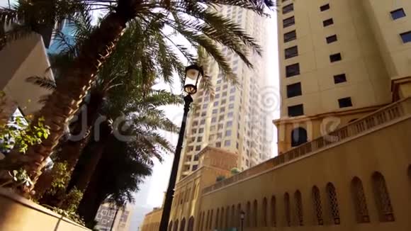 宽阔的道路高大的手掌和现代建筑库存棕榈树和典型的复古艺术装饰风格建筑视频的预览图